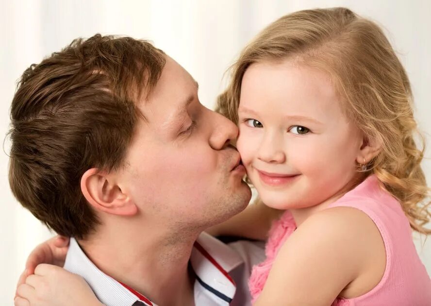 Отчим лижет дочери. Девочка целует папу. Дочь целует папу. Поцелуй в щёку папа и дочка. Поцелуй папы и Дочки с языком.