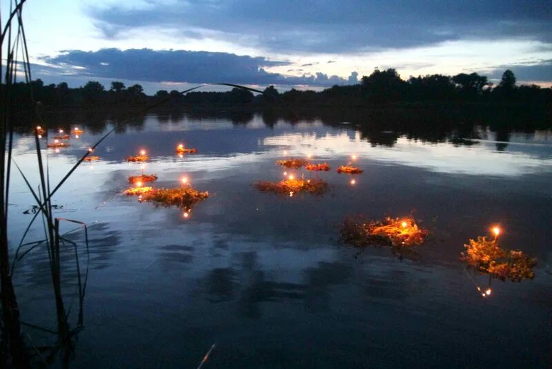 Екатеринбург плотина химмаш. Венки на реке. Китайские фонарики на воде. Венки плывут. Озеро светлояр ,день ивана купалы.