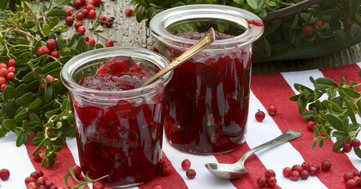 Брусника на зиму без варки. Брусника. брусника варенье. брусника на зиму заготовки. блюда из моченой брусники.