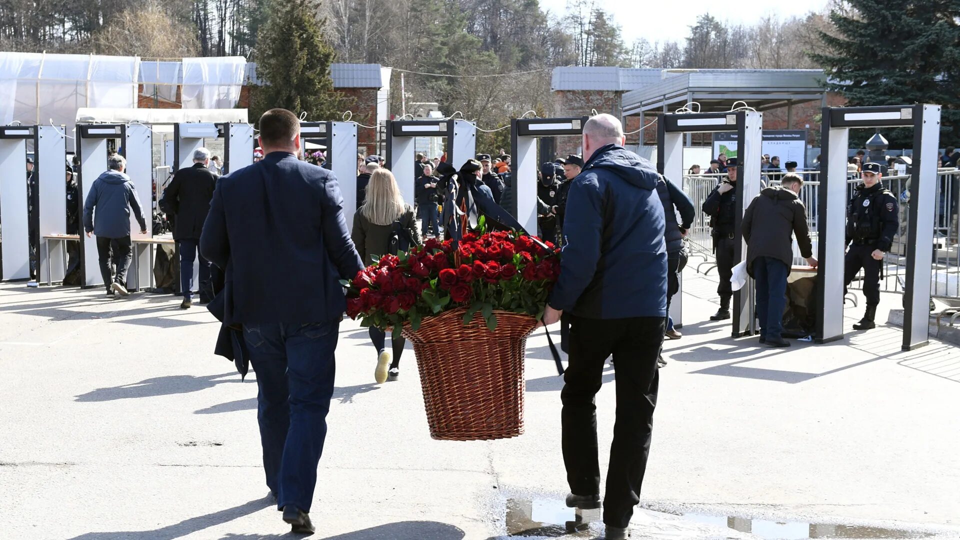 Прощание с погибшими в теракте. Похороны военкора татарского.