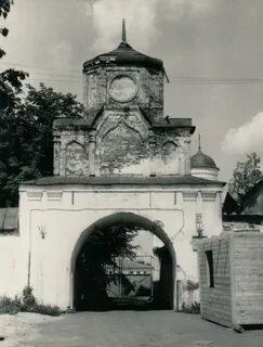 Святые врата монастыря