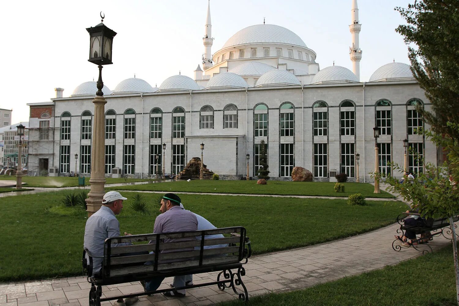 Ураза в махачкале. Джума мечеть Дагестан. Центральная мечеть Махачкала. Джума мечеть в Шемахе. Республика Дагестан Центральная Джума-мечеть.