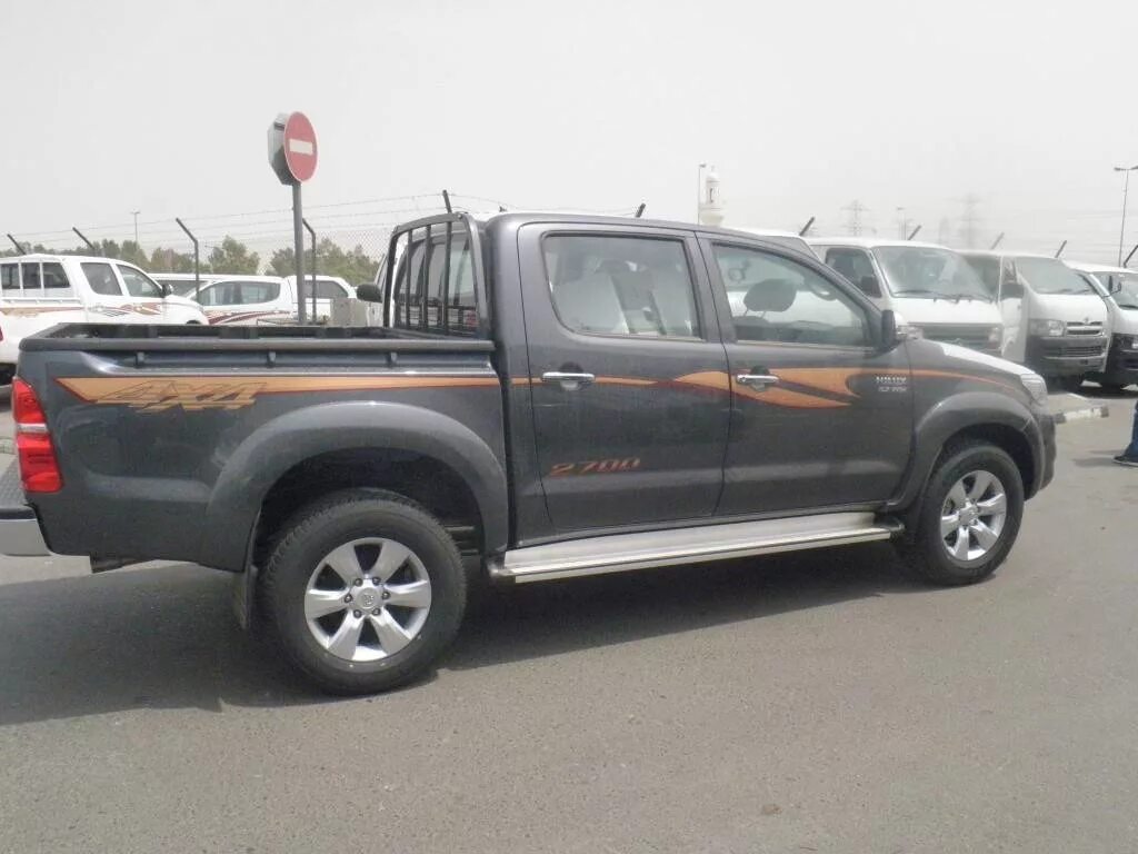 Купить тойота хайлюкс во владивостоке. Тойота Хайлюкс пикап 2012. Hilux era пикап. Тойота Хайлюкс Владивосток. Праворукая Тойота Хайлюкс.