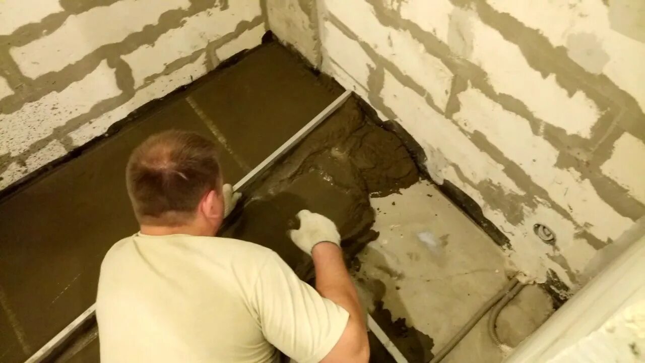 Как залить пол в ванной комнате. Стяжка в ванной под плитку. стяжка пола в ванной под плитку. стяжка в туалете под плитку. стяжка в ванной комнате.