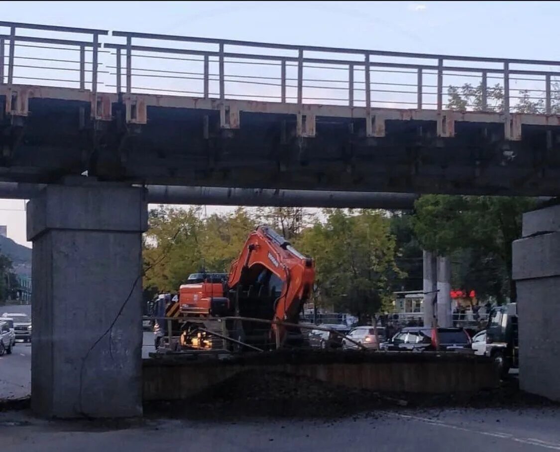 Рудневском мосту во Владивостоке. Мост на Луговой Владивосток. Владивосток рухнул мост 2021 лето. Обрушение моста во Владивостоке.