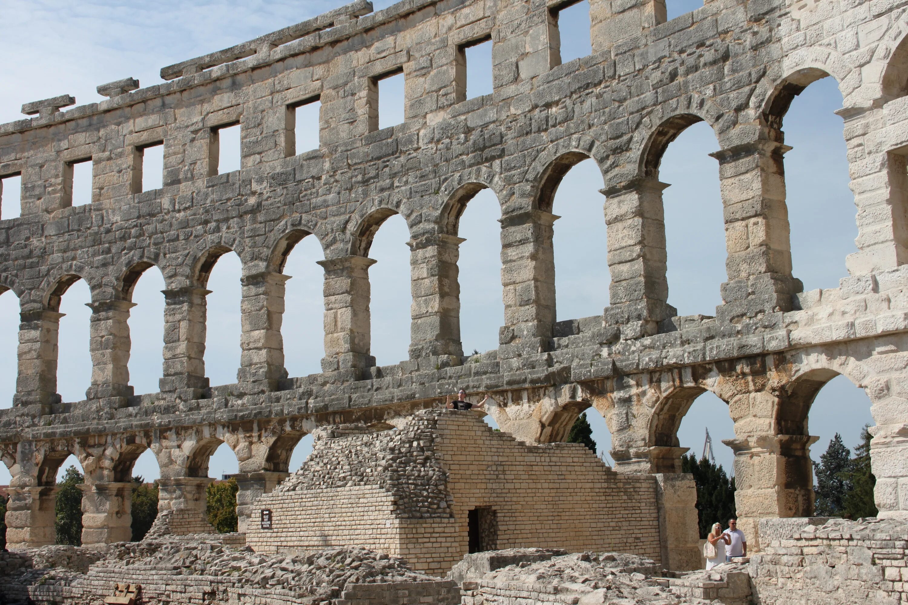 Roman temple. Римский древний храм Колизей. Античная архитектура древний Рим. Греция Колизей в Греции. Римская Империя архитектура античности.