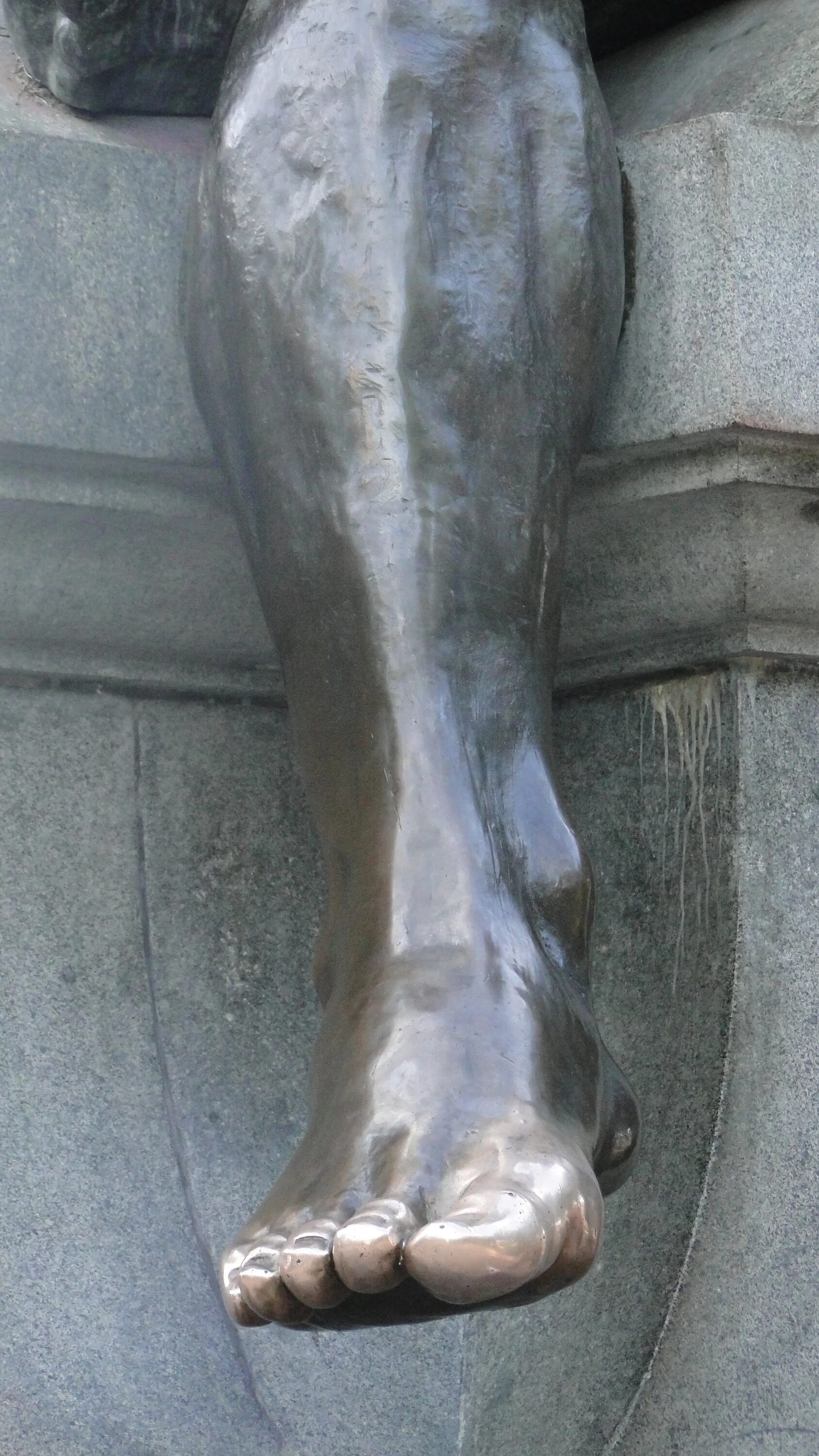 Нога статуя. Скульптура ноги. Памятник ноги. Ноги истукана. Статуя стопы.