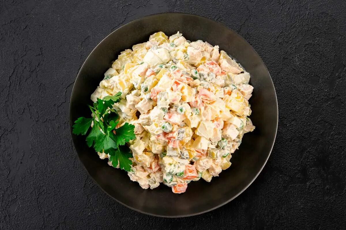 Салат столичный ингредиенты. Салат столичный. Салат столичный с курицей и солеными. Оливье с бужениной. Салат столичный фото.