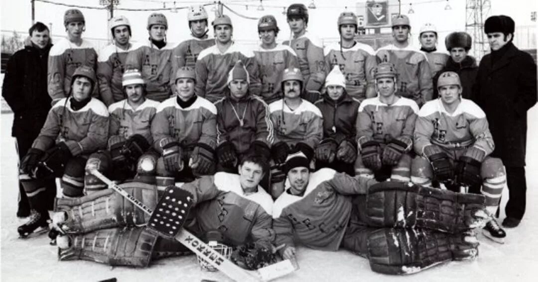 Первая хоккейная команда. Хоккейная команда Десна Брянск. Первая хоккейная команда Канады 1904. Команда хоккея Десна Брянск. Сборная СССР по хоккею 1987.