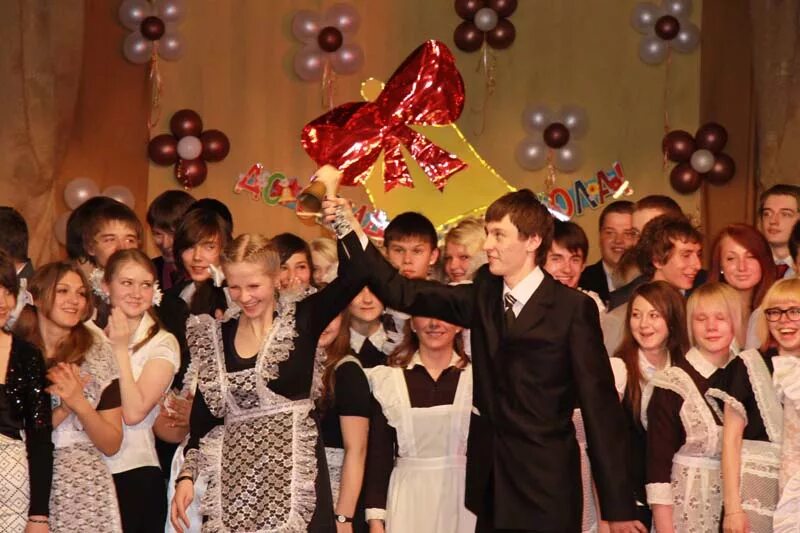 Выпускники 11а покупают букеты цветов для последнего. Образ выпускника 11 класса. байкитская школа выпускной 2017. выпускники 11. сайт школы новая отрадовка стерлитамакский район.