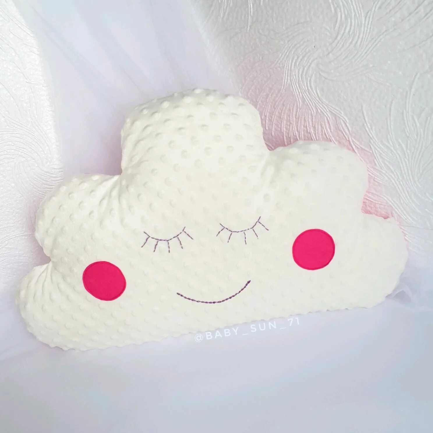 Подушка сердечко крючком схема. Подушка из плюшевой пряжи. Круглая подушка крючком из плюшевой пряжи. Подушка игрушка крючком схема. Вязаная подушка облачко.