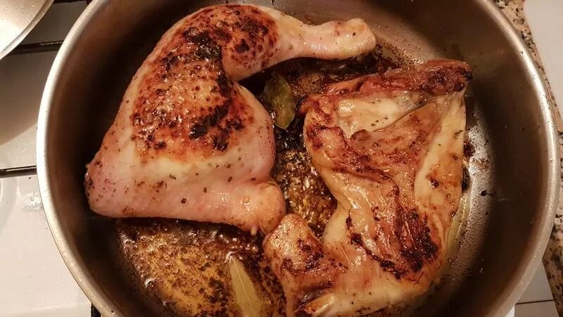 Сколько жарить куриные окорочка на сковороде. Куриные окорочка на сковороде. окорок жареный. жареные окорочка с хрустящей корочкой. жареные окорочка на сковороде.