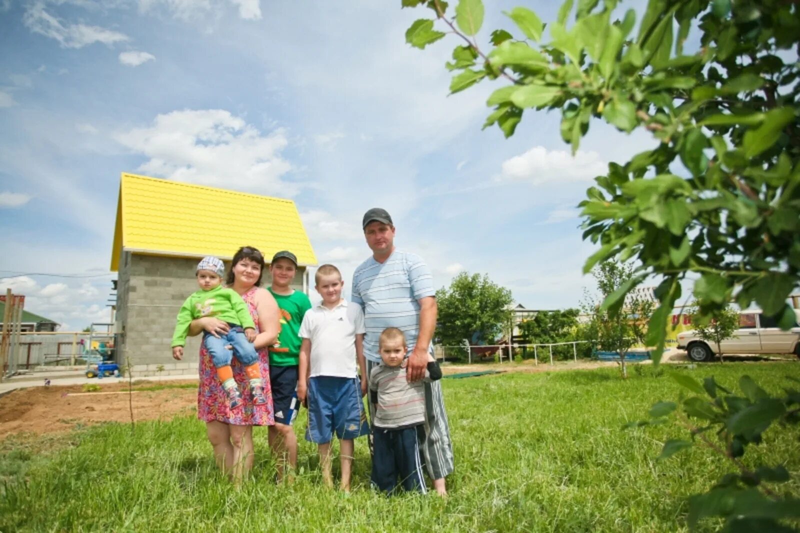 Новгородская область многодетные семьи. Земля многодетным семьям. Земельные участки многодетным семьям. Многодетная семья. Участки для многодетных семей.