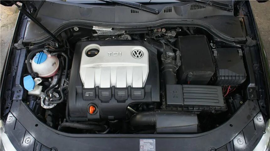 Купить двигатель пассат б6. Моторный отсек Фольксваген Пассат б6 1.6. Пассат б6 2.0 дизель. Volkswagen Passat b6 2.0 TDI моторы. Двигатель Пассат б6 2.0.