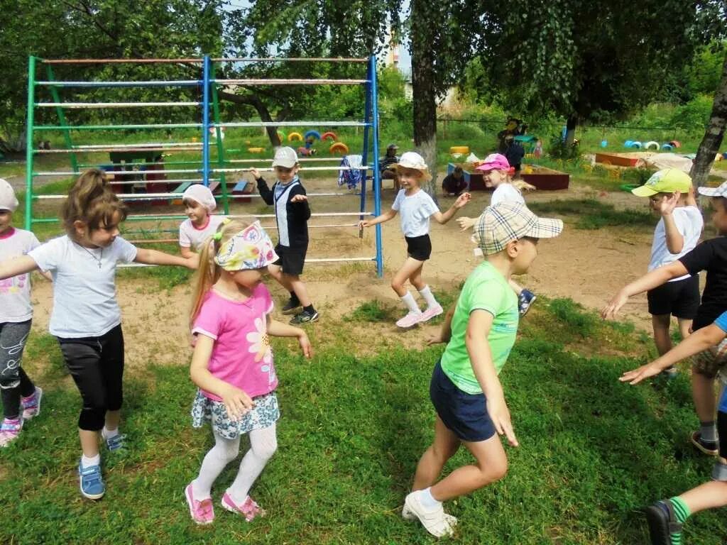 Физкультурные досуги в детском саду. Детский сад бег. Досуг в детском саду. Досуги и развлечения в детском саду.