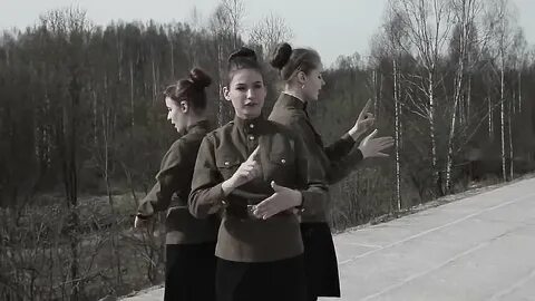 Девушка поет про войну