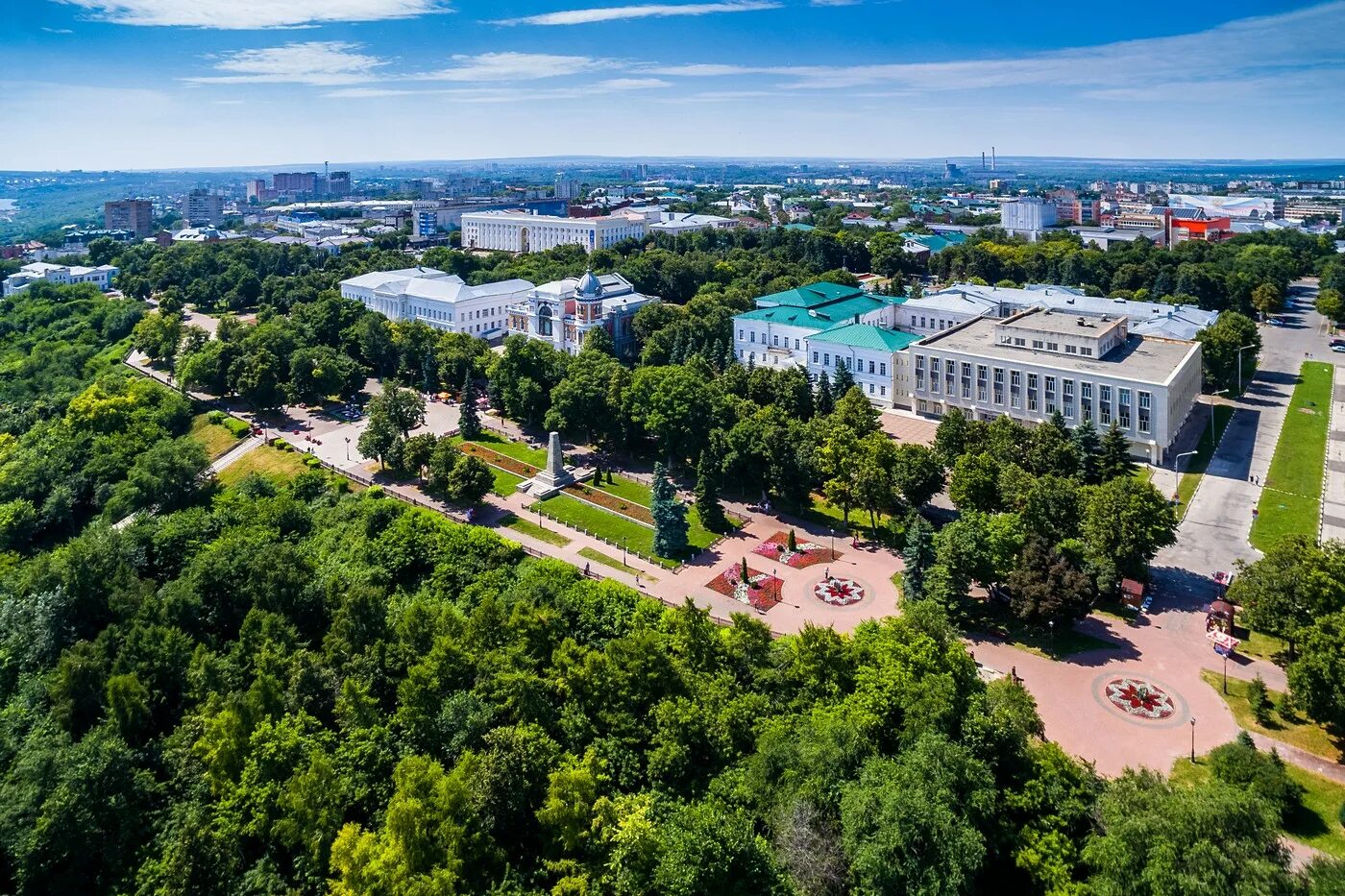 Ковид в ульяновске. Бульвар новый венец Ульяновск. Новый венец Ульяновск. Венец Ульяновск сверху. Бульвар новый венец Ульяновск вид на Волгу.