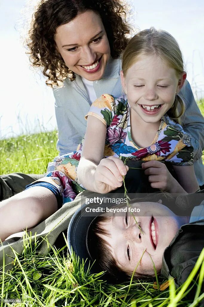 щекотка девушки на кровати. дети щекочут друг друга. маленькую девочку щекотят. щекотка девушки на кровати. джинни уизли арт 18.