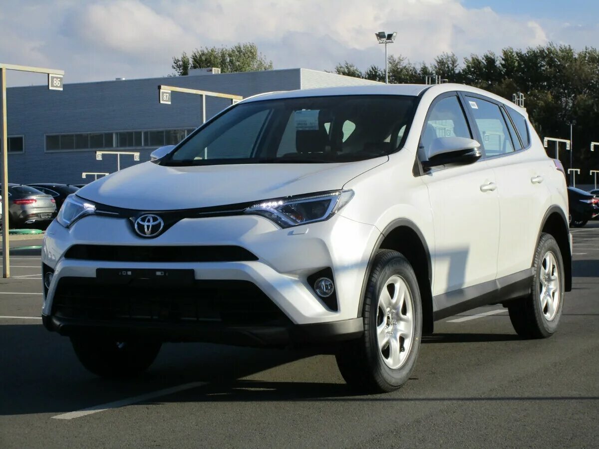 Куплю авто раф 4. Toyota rav4 2018. Тойота рав 4 2018. Тойота рав 4 новая белая. Toyota rav4 2018 белая.