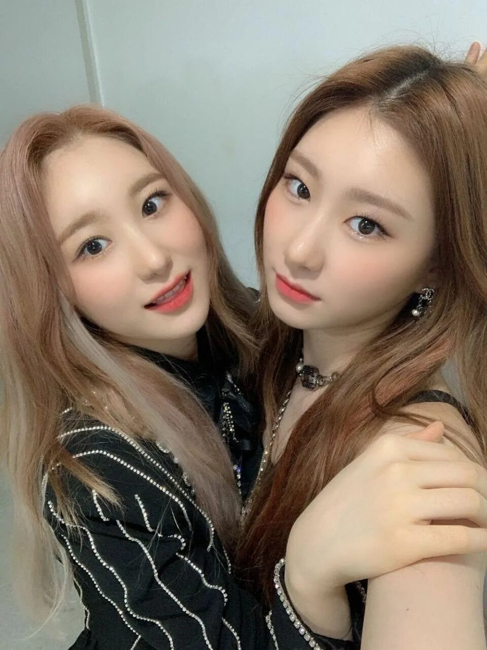 Chaeyeon and Chaeryeong. Lee Chaeyeon and Lee Chaeryeong. Чеён и черён сестры. Ли чэрён и чэён. Sister 16