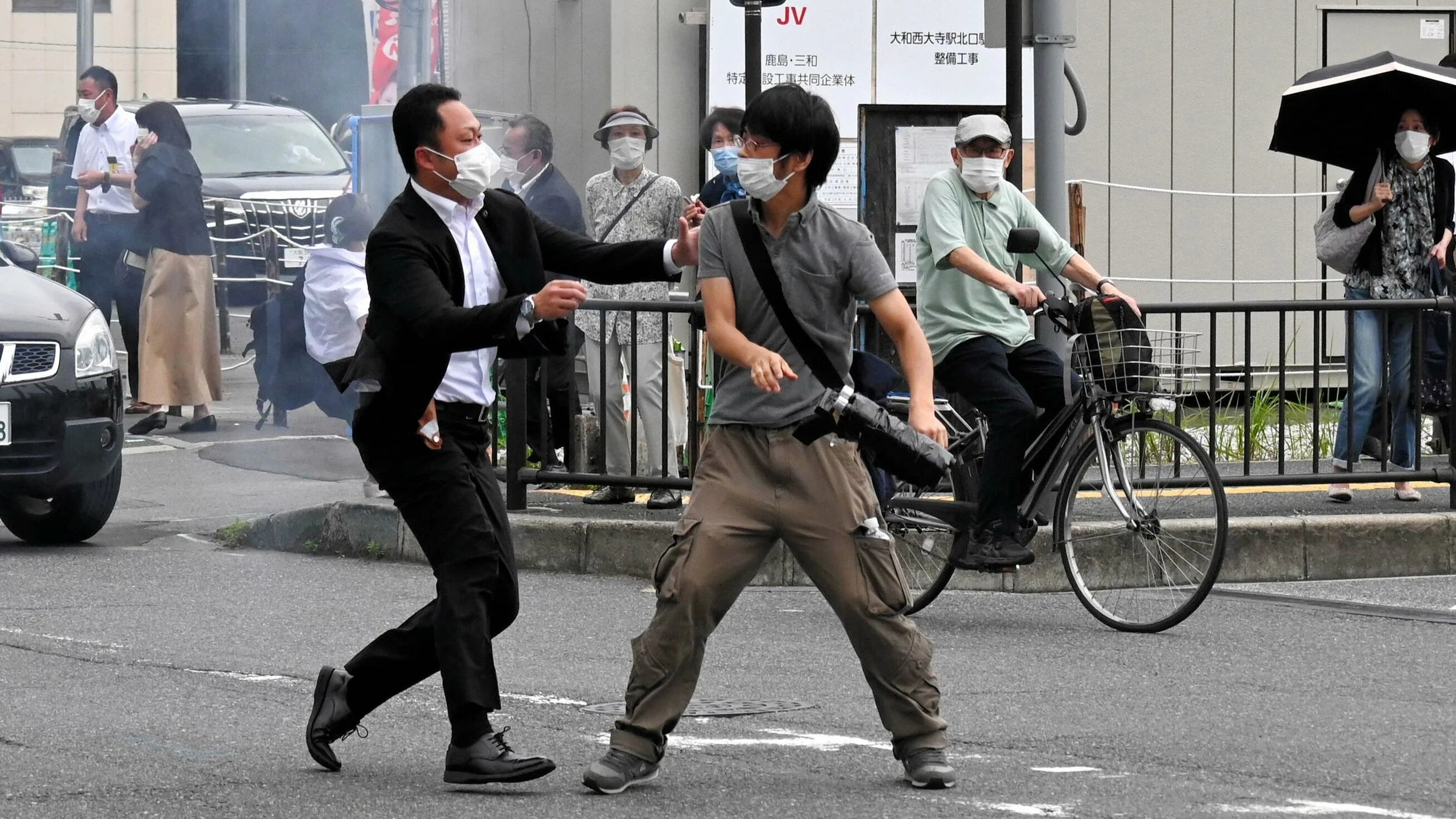 Япония покушение. Министр Японии Синдзо Абэ. Покушение на премьер министра Японии. Нападение на премьер министра Японии.