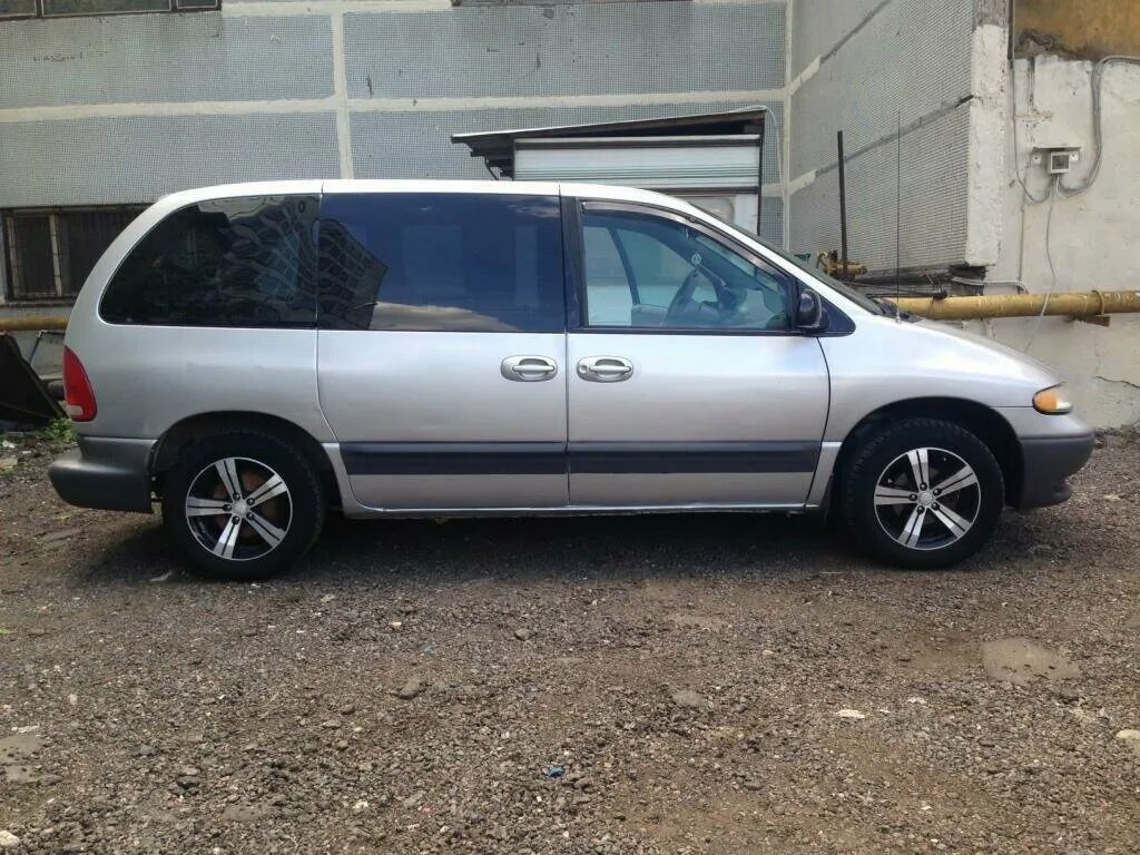 Dodge Caravan r18. Dodge Grand Caravan r18. Колёса r18 Додж Караван. Dodge Caravan 3 кузов американец 2000 годномеркузов.