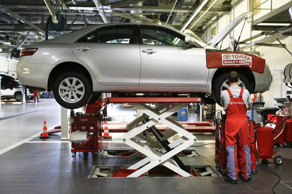 Техническое обслуживание автомобиля. Автосервис Toyota. Техобслуживание Тойота. Техцентр Тойота. Подчинить машину