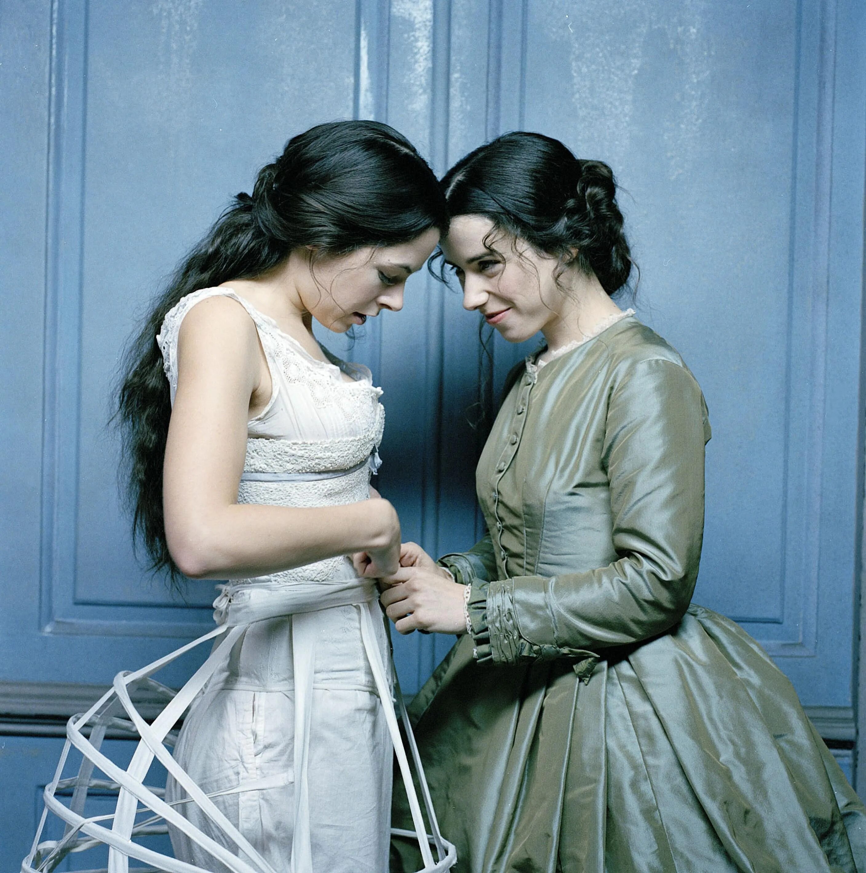 Lesbians 19. Бархатные пальчики / Fingersmith (2005). Fingersmith 2005. Элейн Кэссиди бархатные пальчики. Элейн Кэссиди и Салли Хокинс.