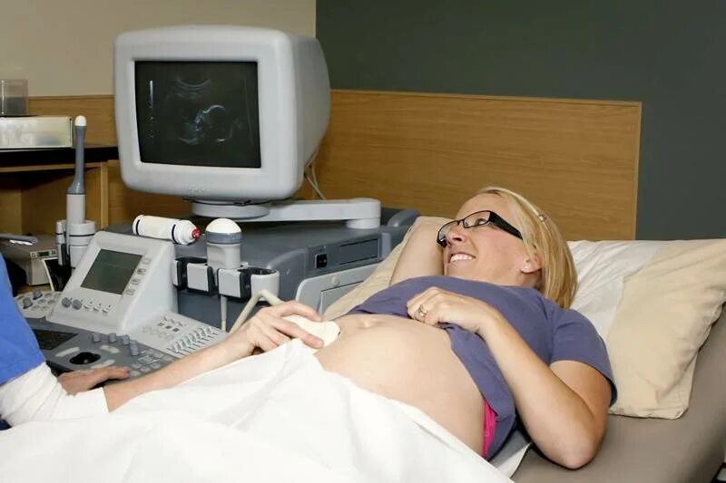 Исследование сердцебиения плода. УЗИ беременной женщины сердцебиение. Pregnant Ultrasound. Девушки УЗИ голубой.