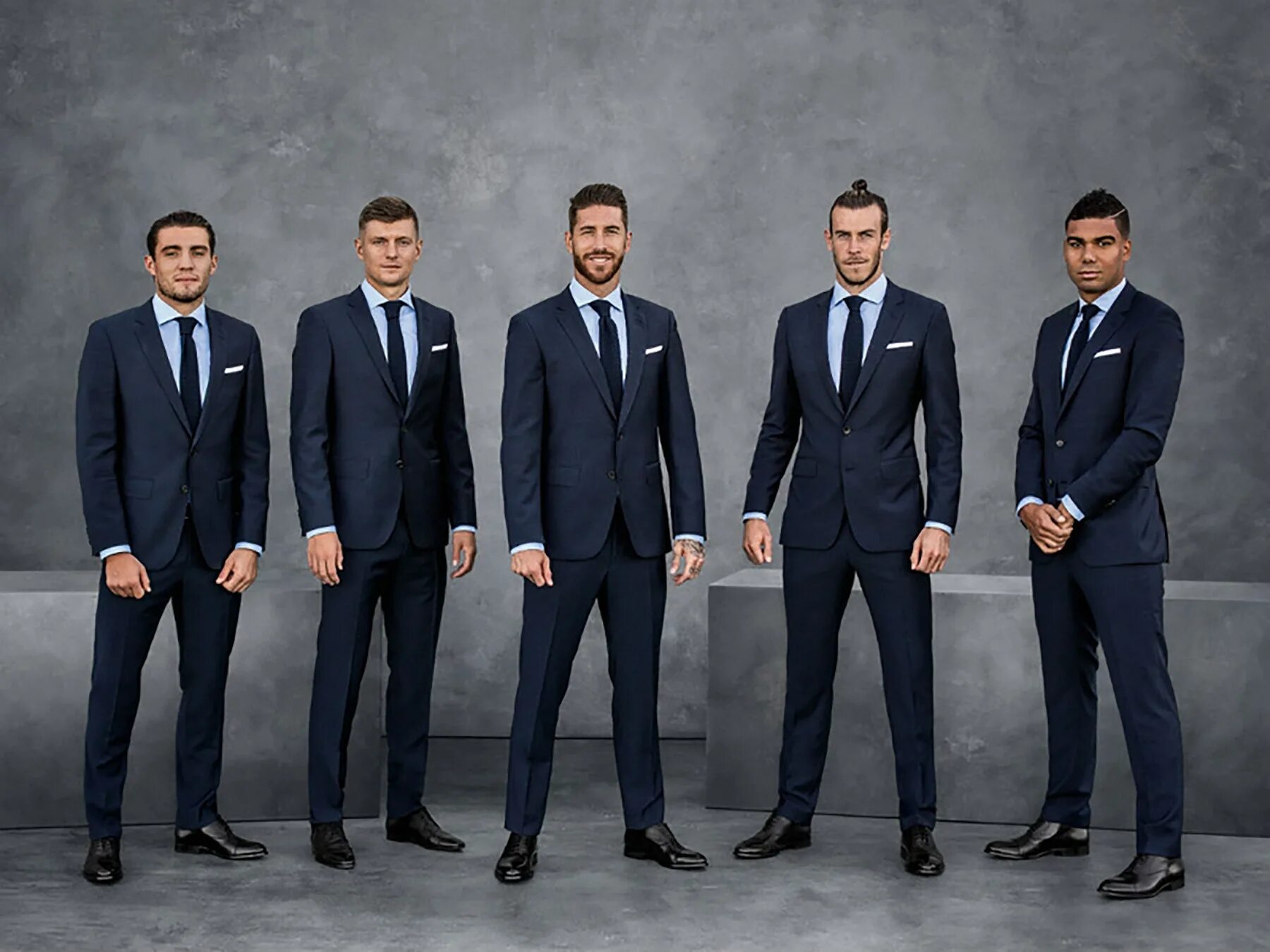 Виды костюмов. Реал Мадрид Хьюго босс. Реал Мадрид в костюмах Hugo Boss. Hugo Boss футболисты. Футболисты в классических костюмах.