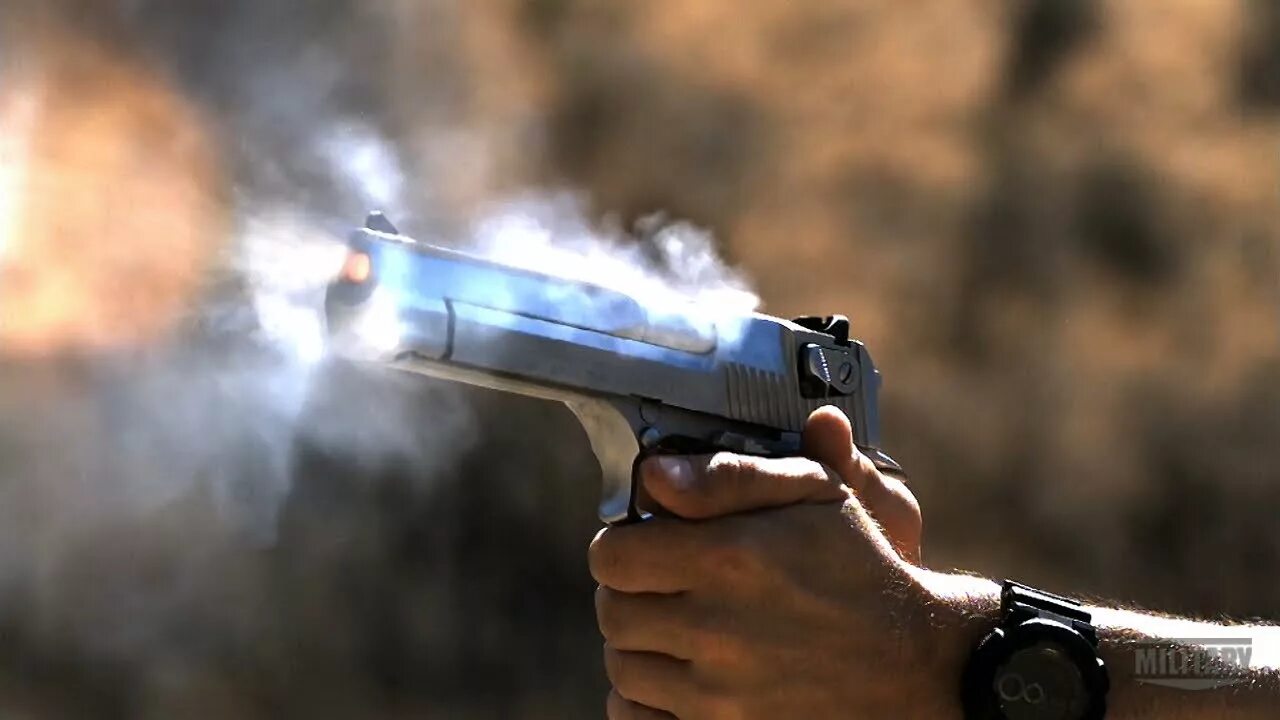 Видео дигла. Desert Eagle стрельба. Выстрел из Дезерт игл 50 калибра. Выстрел из пистолета дигл.