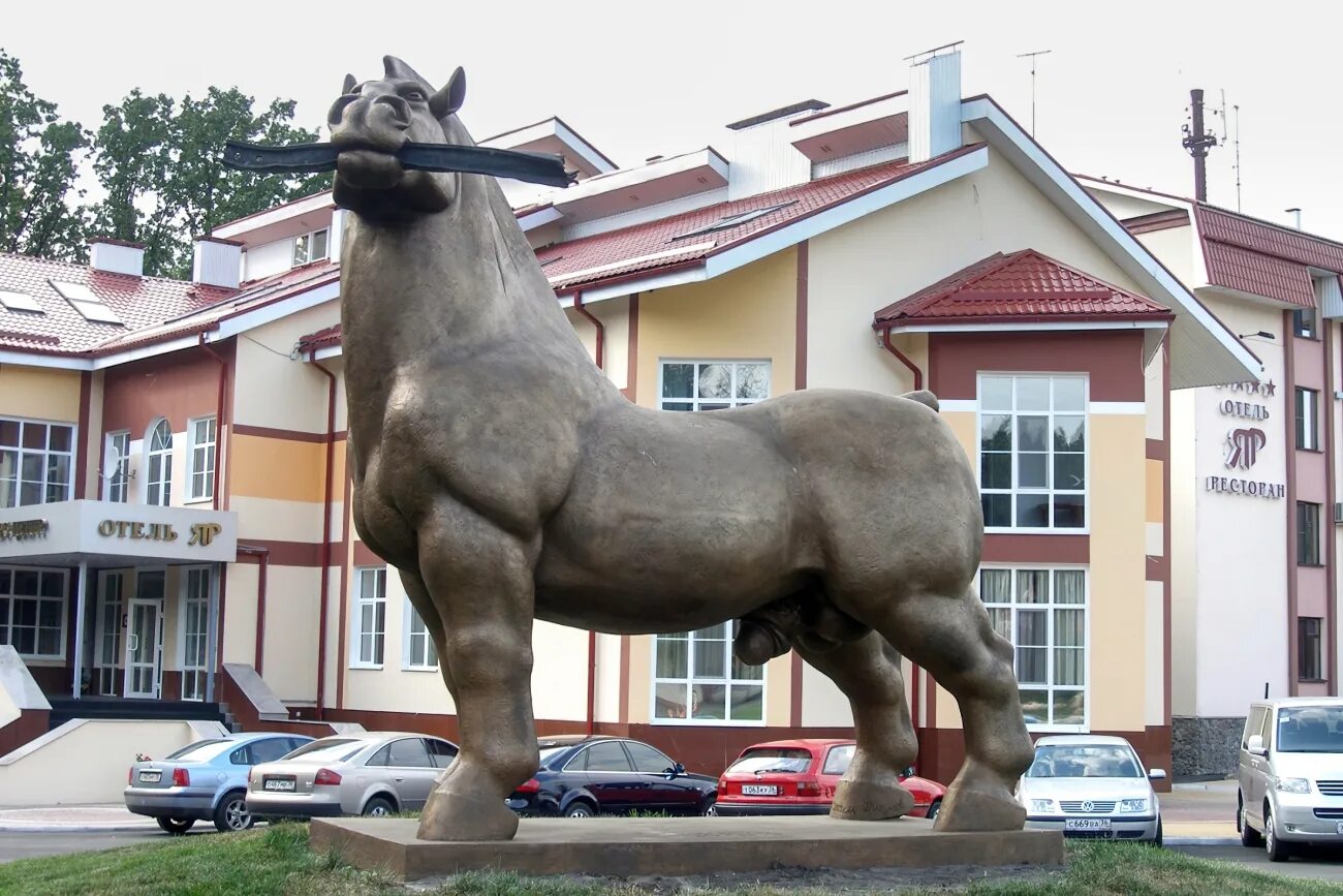 Статуя коня. Скульптура лошади. Скульптура лошади. Огромная статуя коня. Памятник лошадь белая красноярск.