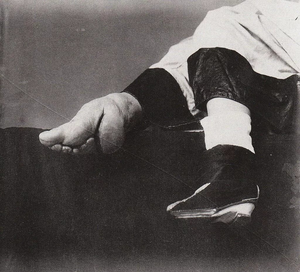 китайское бинтование ног. китайская обувь лотос. китайские лотосовые ножки. китайское бинтование ног лотос. китайский сапожок.