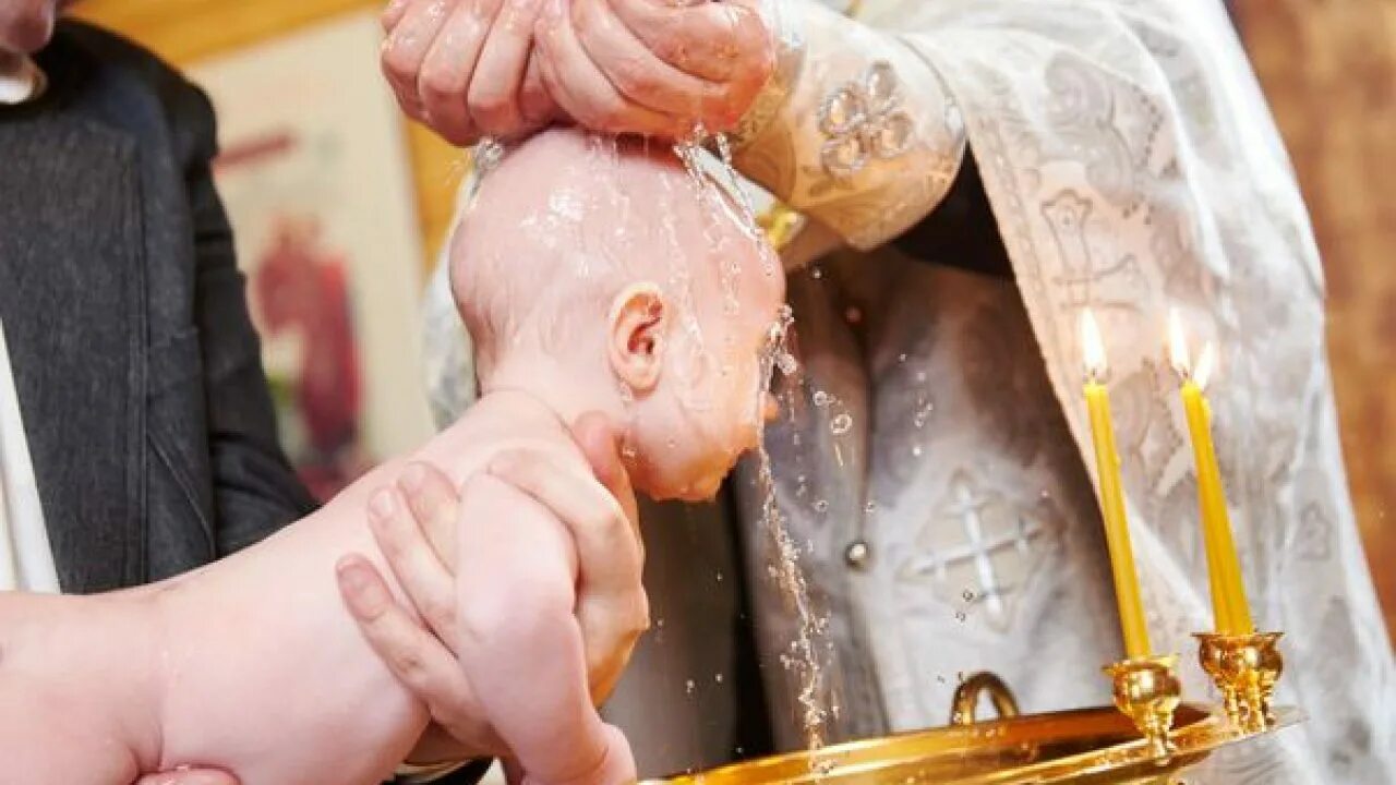 Дети в церкви. Причащение после крещения ребенка. Причастие младенца после крещения. Крещение и причащение.