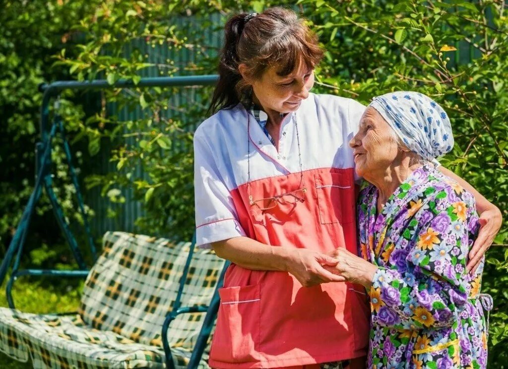 Хотели помочь бабушке. Бабушка в пансионате. Пенсионеры на даче. Сиделка дом престарелых. Пансионат для одиноких пенсионеров.