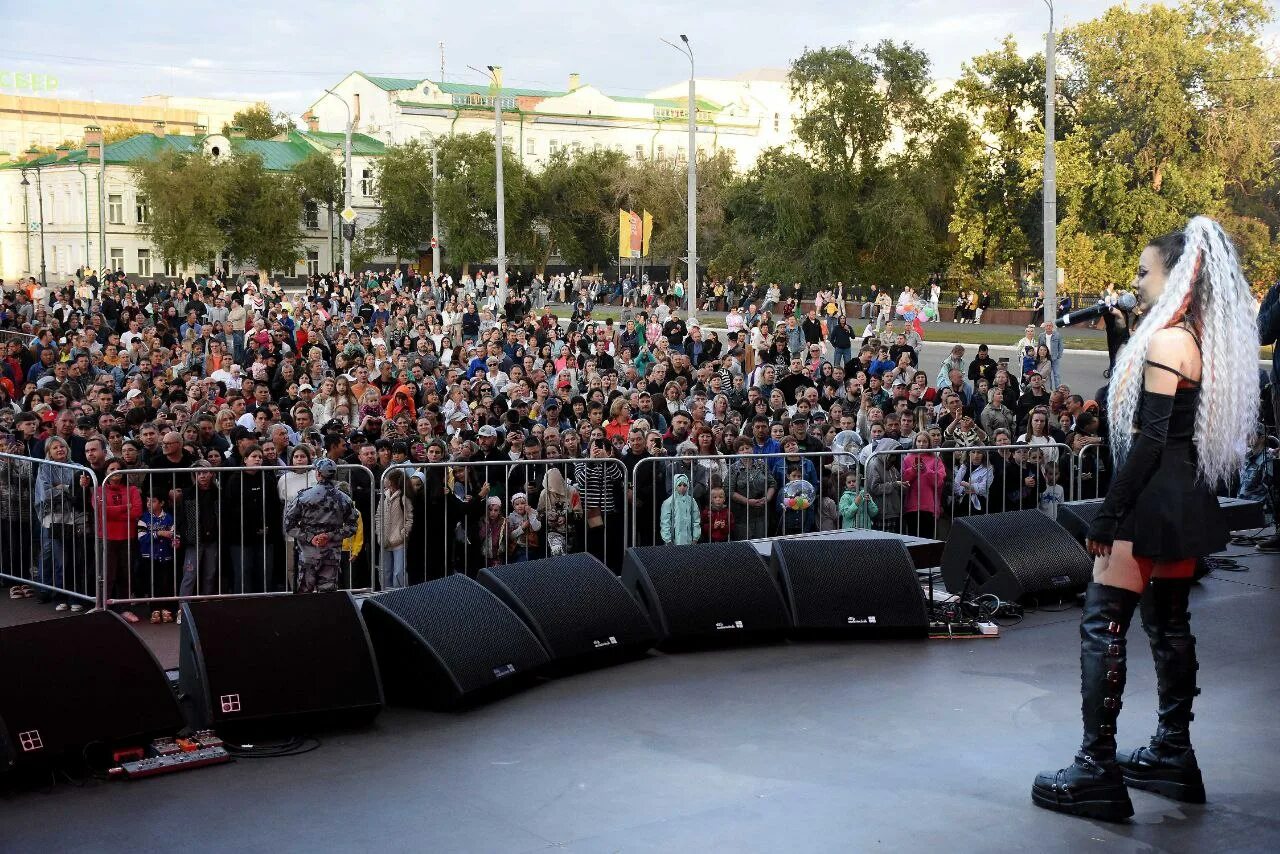 На праздничном концерте выступили. Концерт на площади Ленина на день города. Концерты Оренбург. Концерт на красной 2023. Оренбург 2023.