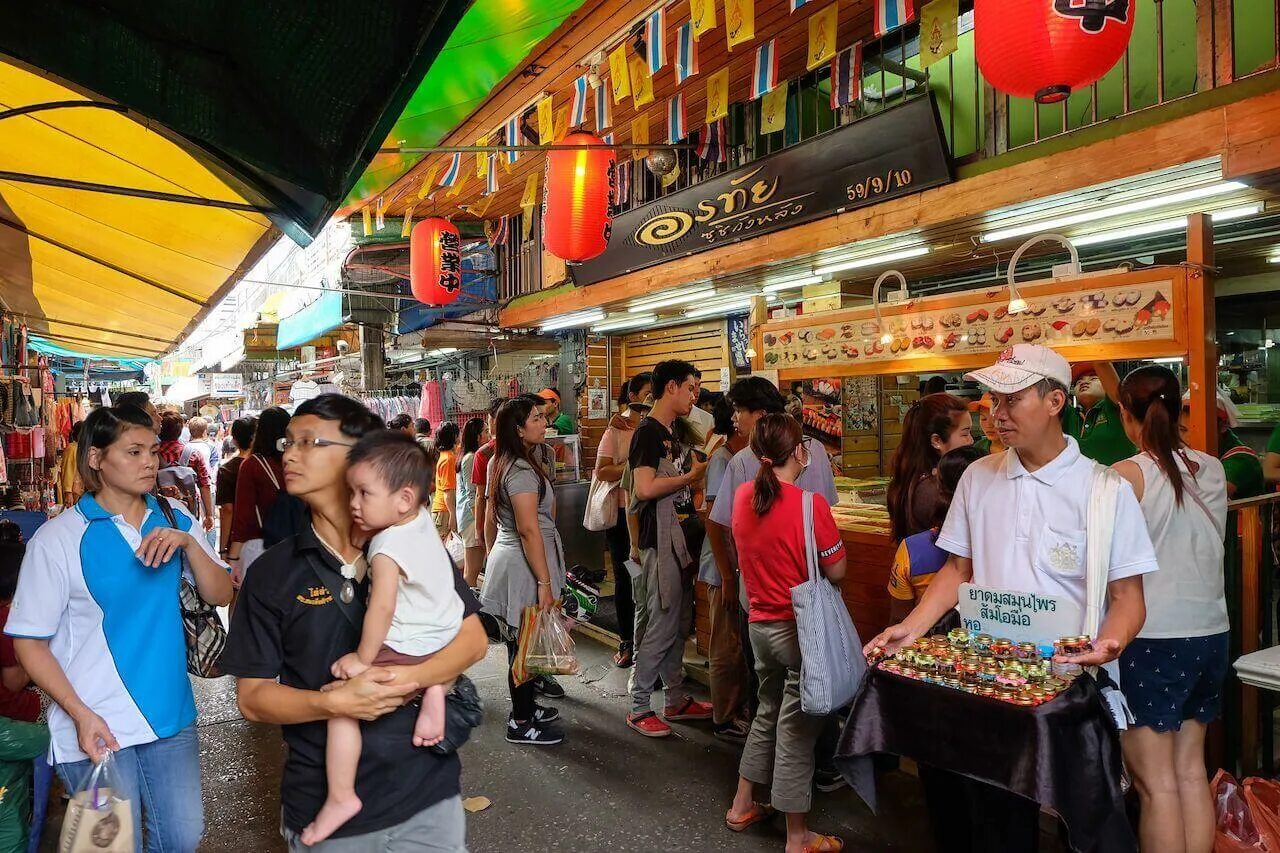 Едем в бангкок. Бангкок рынок на центральной улице. Жемчужный рынок в Бангкоке. Бангкок рыбный рынок. Бангкок ресторан на улице.