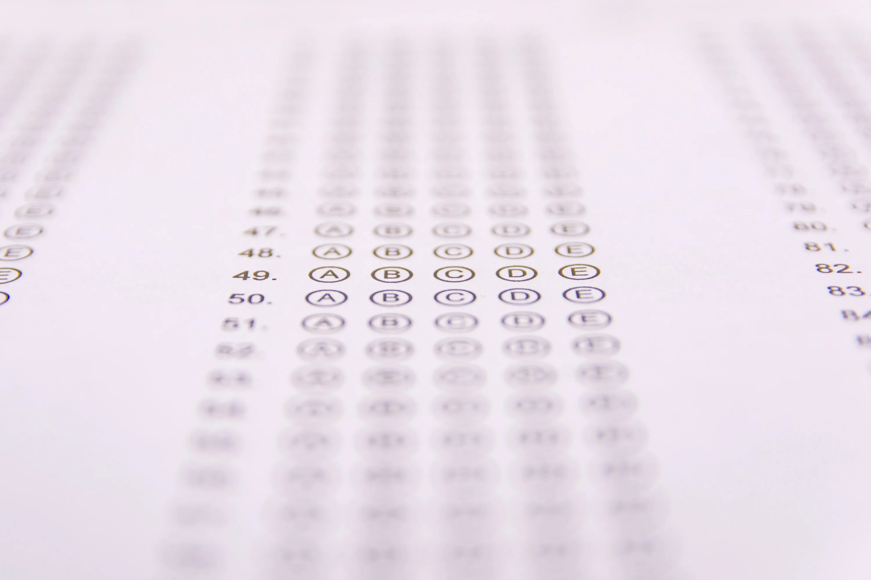 Ответы листы бумаги 2 по 5. Лист ответов sat. Лист с тестированием картинка. Лист ответов ДТМ. Листы тестовых заданий на столе.