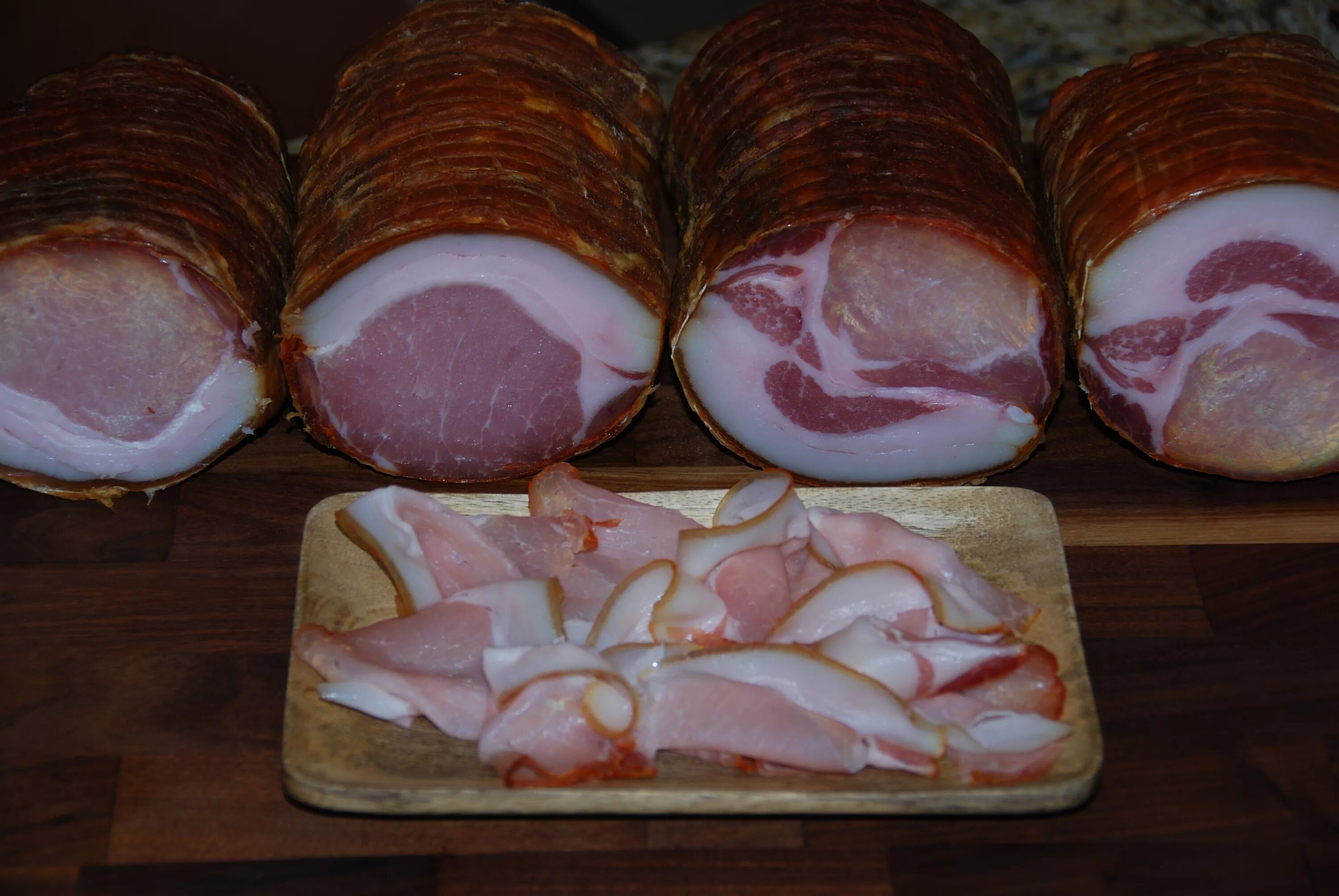 20. копченое сало с мясом. закуска с салом. журнал мясо сало колбаса и другие чудеса. хлеб с колбасой.