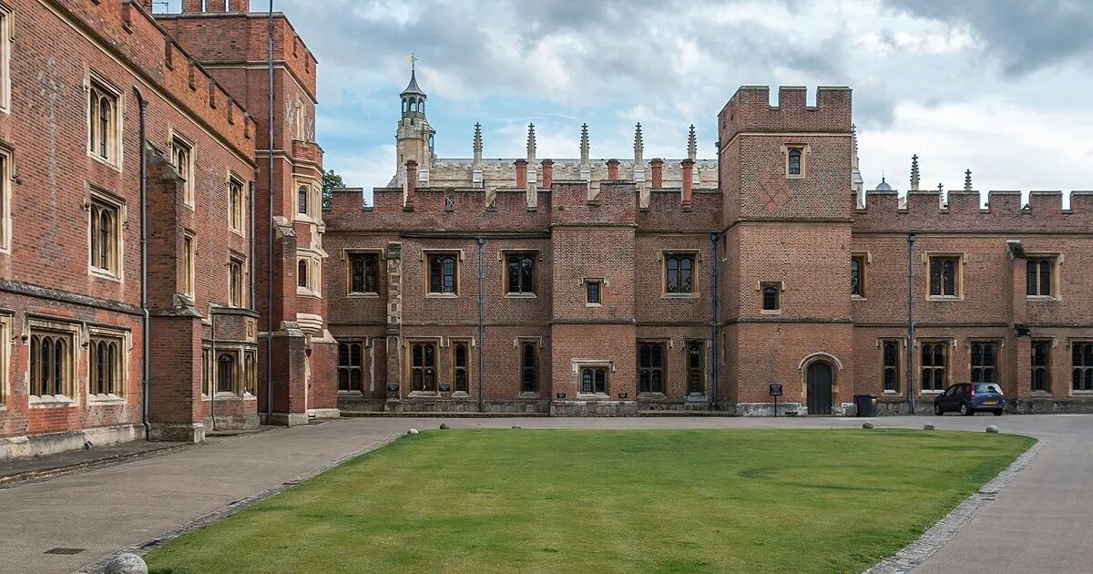 Eton college in england. Школа eton в британии. Колледж итон великобритания. Школа итона в великобритании. Итон колледж.
