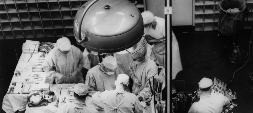 Кристиан барнард первая пересадка. Кристиан барнард хирург. Кристиан барнард пересадка сердца. Новокузнецк операция на сердце мужчина с 2 сердцами. Первая в мире операция на сердце.