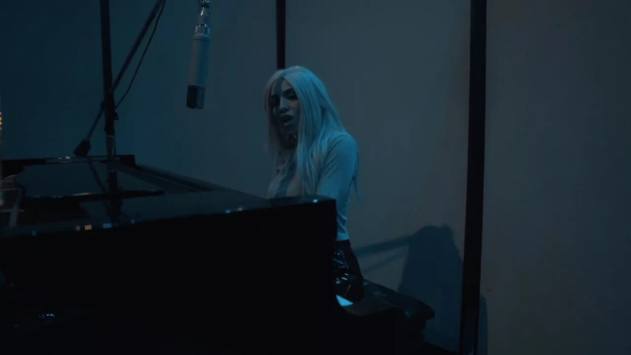 Sweet but psycho ava. Ava Max Psycho. Ava Max Sweet but Psycho. Sweet but Psycho Эйва Макс. Эйва Макс кричит на концерте.