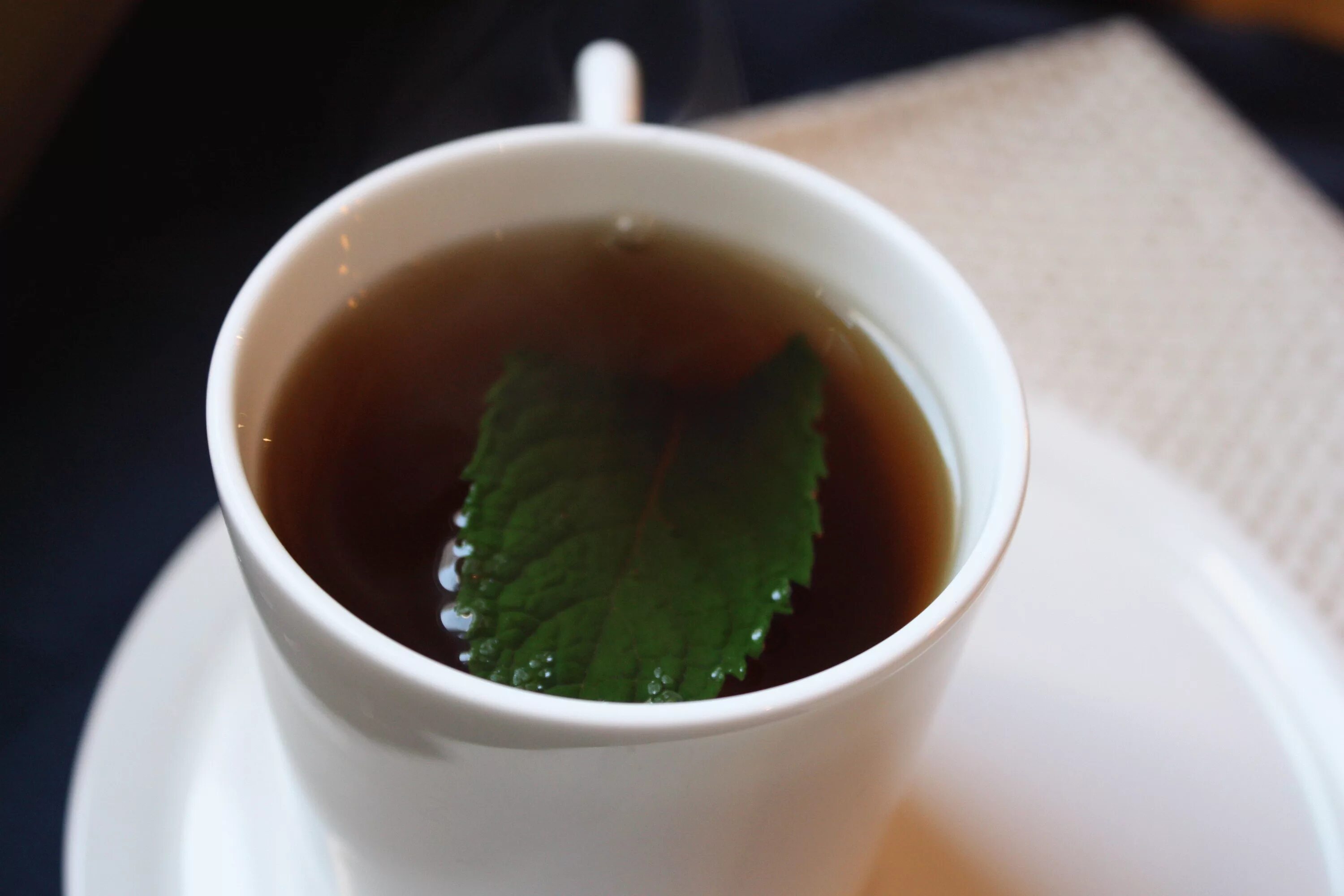 Пить чай с мелиссой. Чай Mint & Melissa. Чай с мятой. Черный чай с мятой. Чай с перечной мятой.