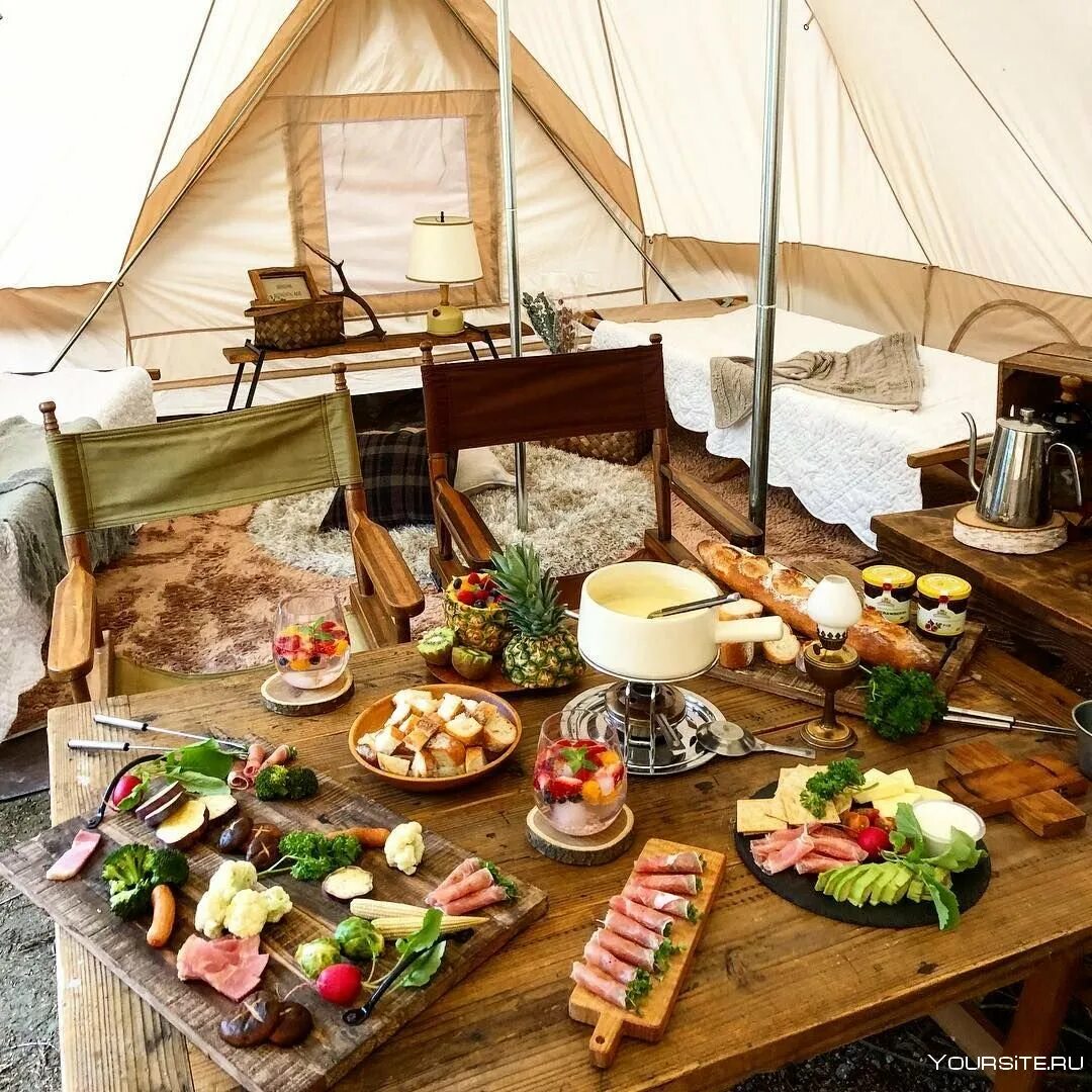 Меню палаточный лагерь. Палатка с едой. Еда на природе с палатками. Еда в кемпинге. Шатер с едой.