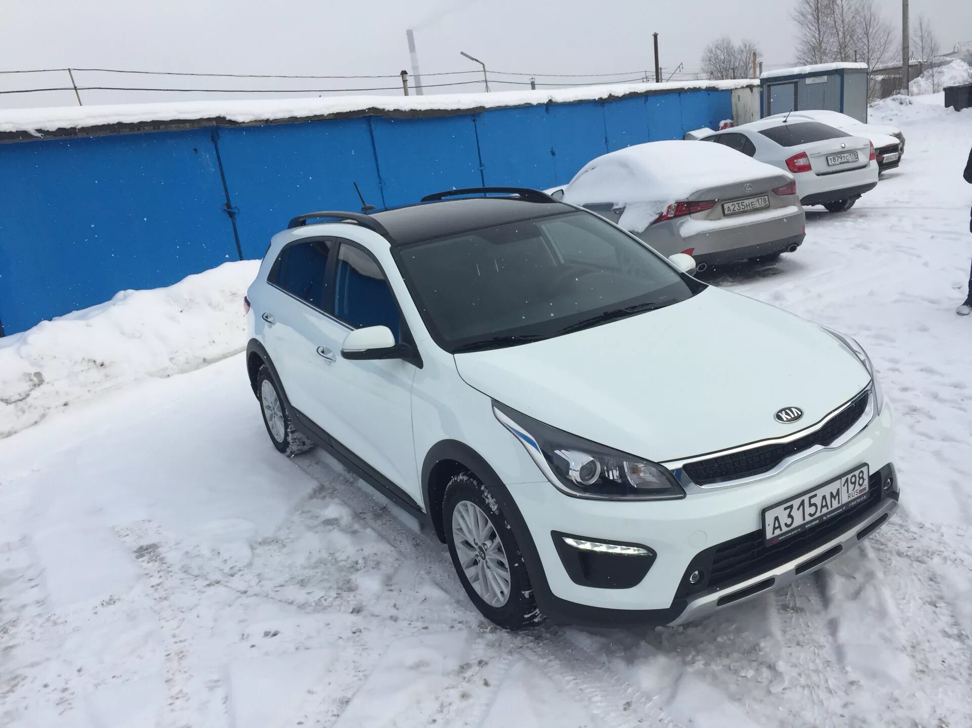 Х лайн нижний новгород. Kia Rio XLINE белый. Kia Rio x line черная крыша. Kia Rio x-line белая. Киа Рио x line с черной крышей.