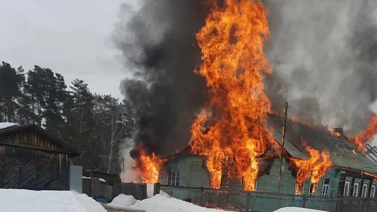 В рязани сгорел. Горящий дом. Сгоревший деревянный дом. Пожары в Рязанской области. Сгорел дом в Рязанской области.