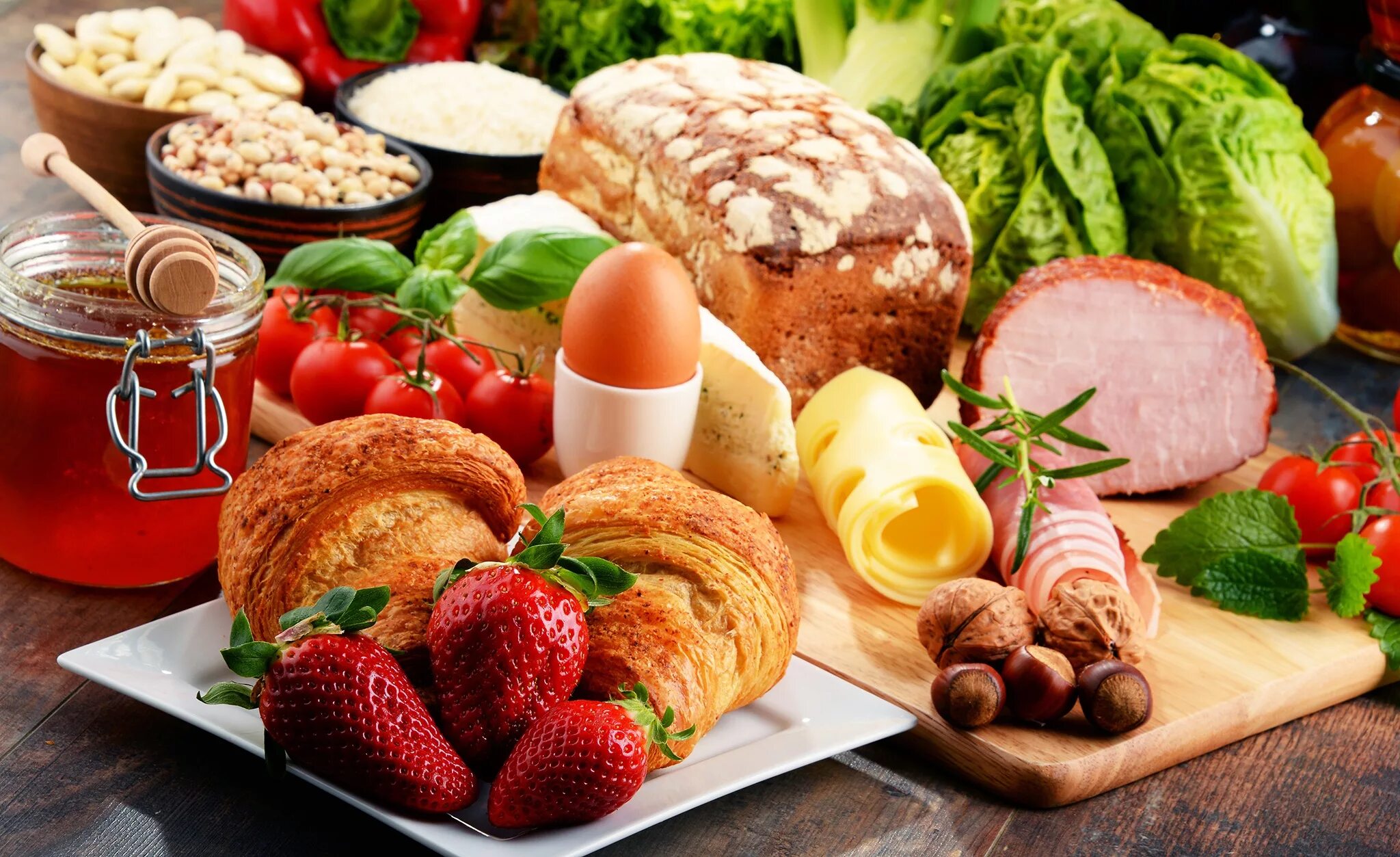Изобилие еды. Еда продукты. Продукты на завтрак. Вкусный стол. Продукты на столе.