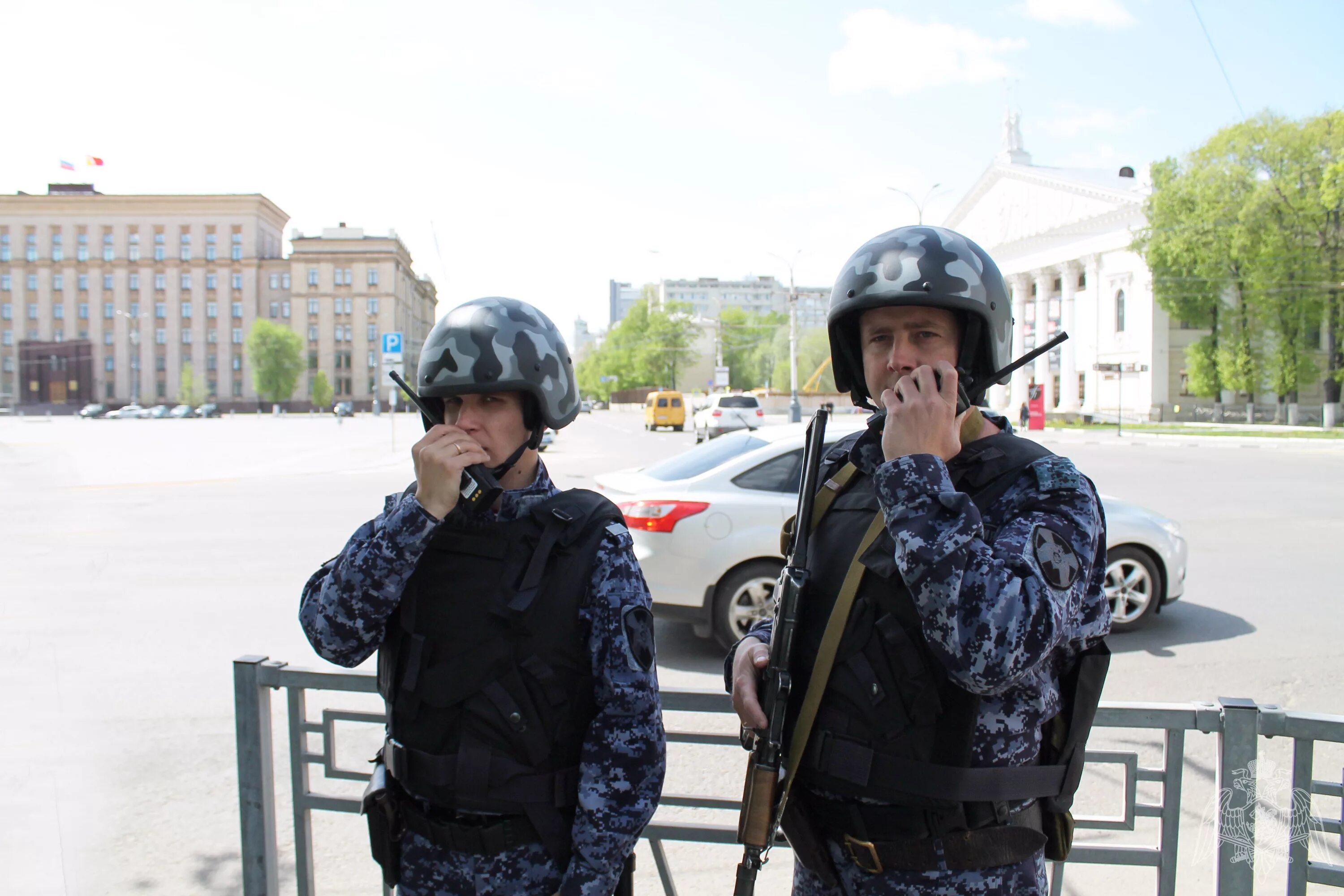 Охрана воронеж сайт. Вневедомственная охрана Воронеж. Росгвардейцы Воронеж. Золотухин вневедомственная охрана Воронеж. Росгвардеец с фотоаппаратом.