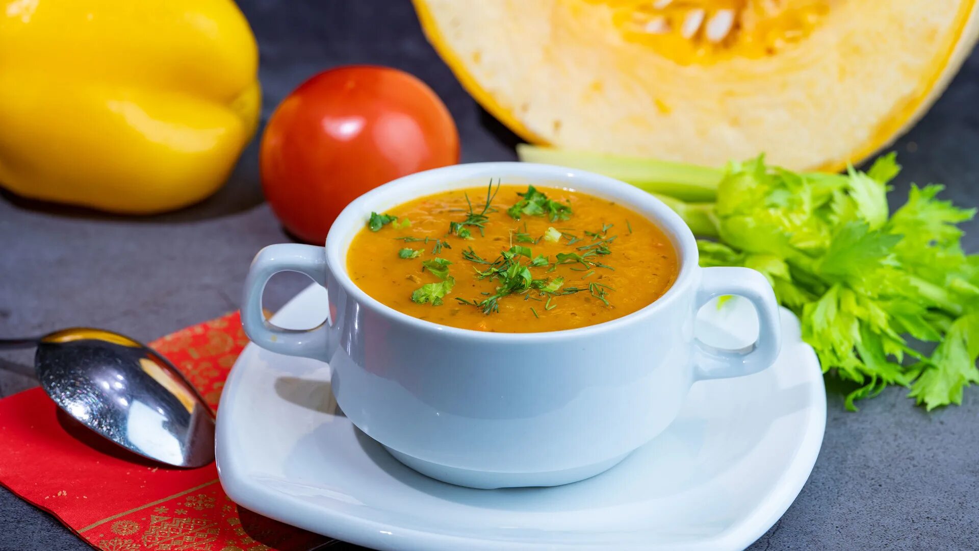 Картофельное пюре на темном фоне. Блюда с картофельным пюре. Лаос - суп на завтрак. Пюре со специями. Постный суп с тыквой.