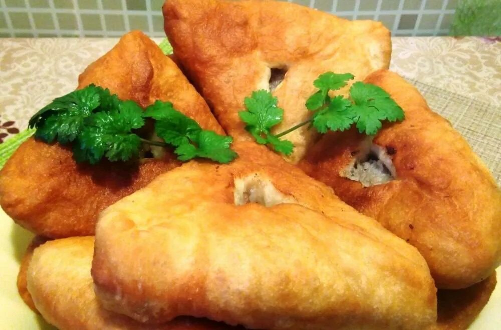 Рецепт беляшей с мясом пошаговая. Беляши перемячи. узбекские жареные пирожки гумма. беляш треугольный. беляши с мясом.